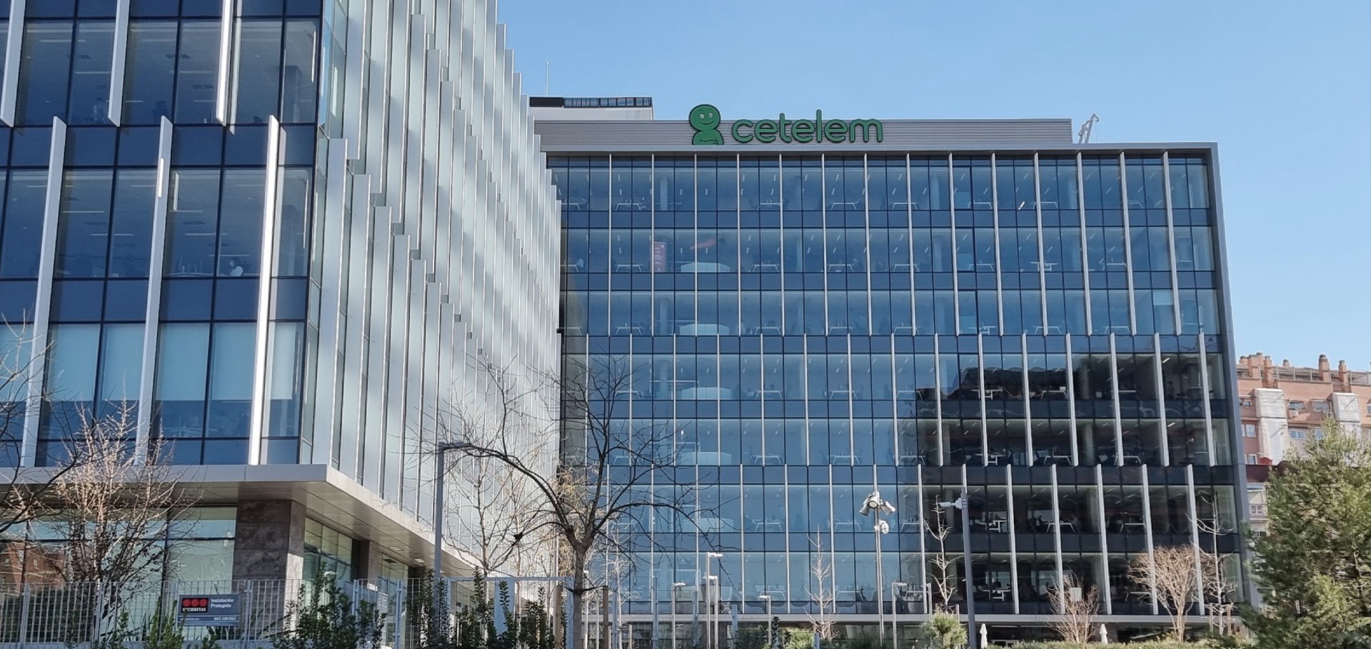 Fotografía de la fachada de las oficinas de Cetelem en Madrid Río