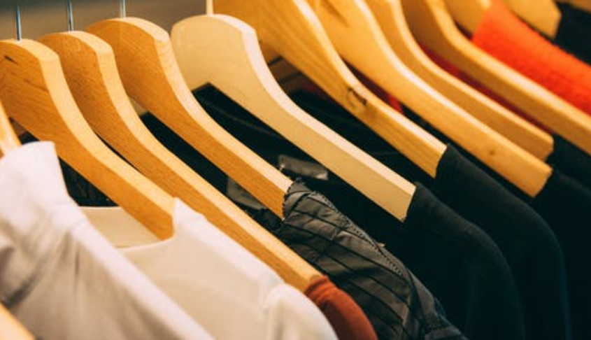 Previsión Fascinar Melancolía Descubre 5 plataformas donde vender tu ropa usada online