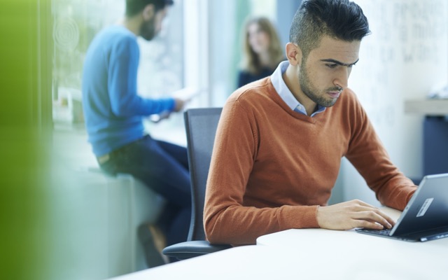Persona buscando información sobre créditos
